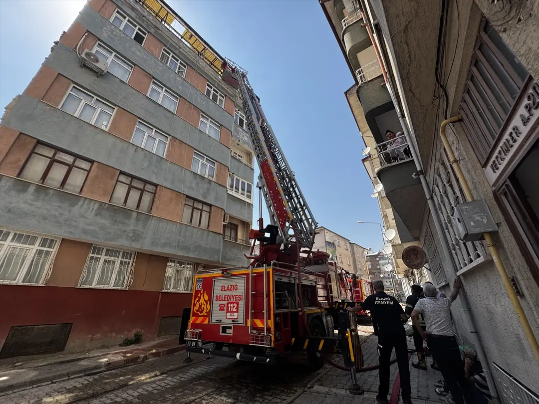 Elazığ'da apartman yangını: Bir kişi dumandan etkilendi