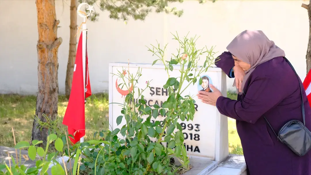 Şehit Bedirhan Bebek ve Annesi Sivas'ta Mezarları Başında Anıldı