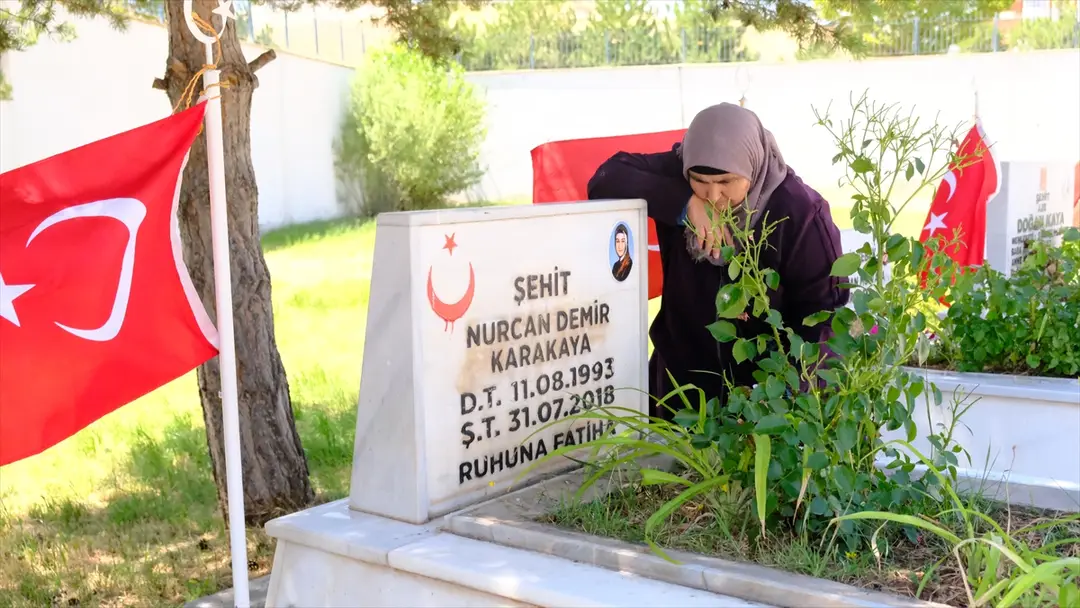Şehit Bedirhan Bebek ve Annesi Sivas'ta Mezarları Başında Anıldı