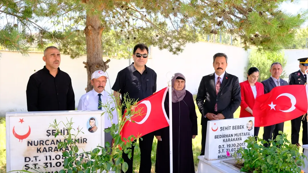 Şehit Bedirhan Bebek ve Annesi Sivas'ta Mezarları Başında Anıldı