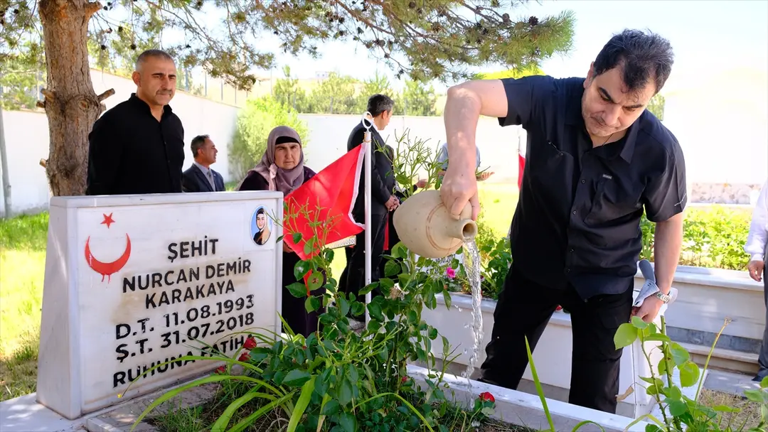 Şehit Bedirhan Bebek ve Annesi Sivas'ta Mezarları Başında Anıldı