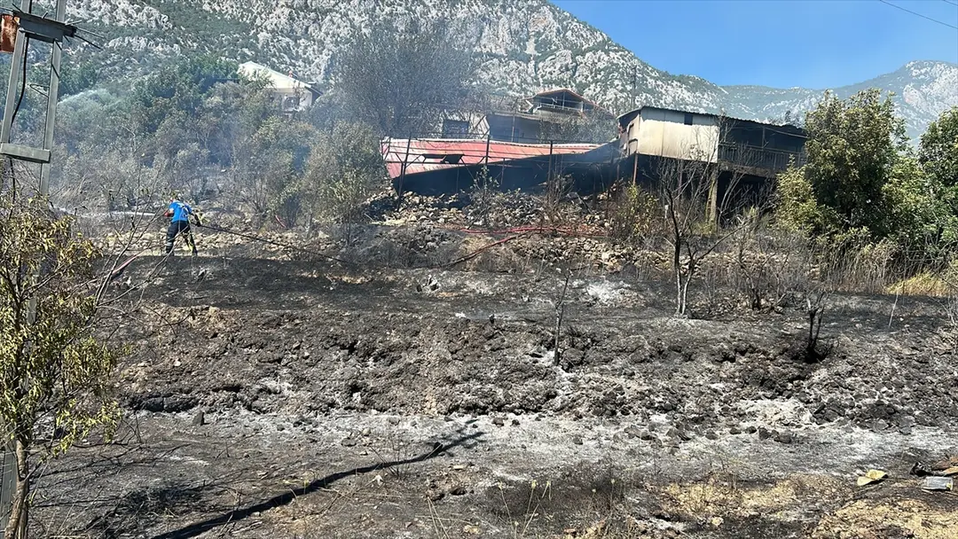 Antalya'da evden ormana sıçrayan yangın kontrol altına alındı