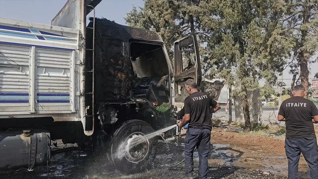 Mardin Nusaybin'de park halindeki kamyon alevlere teslim oldu