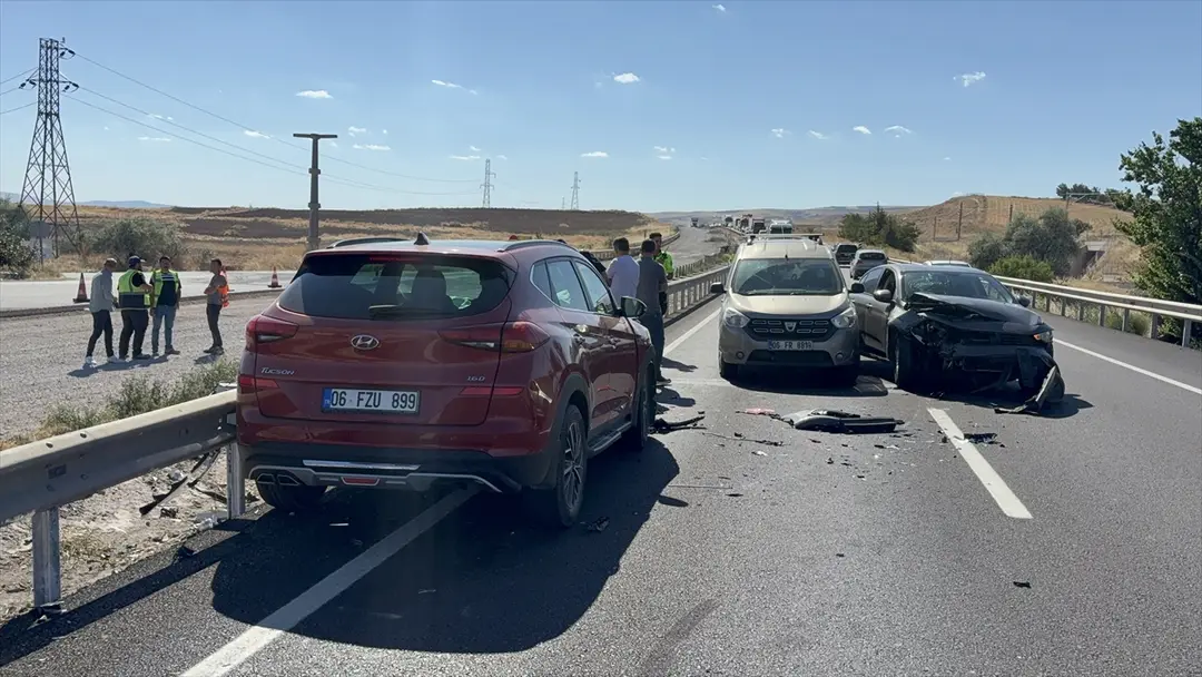 Kırıkkale'de 4 araçlı zincirleme kaza: 3 kişi yaralandı