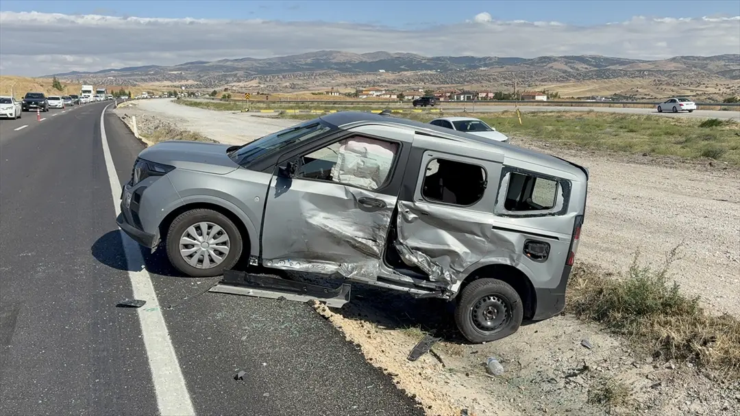 Kırıkkale'de 4 araçlı zincirleme kaza: 3 kişi yaralandı