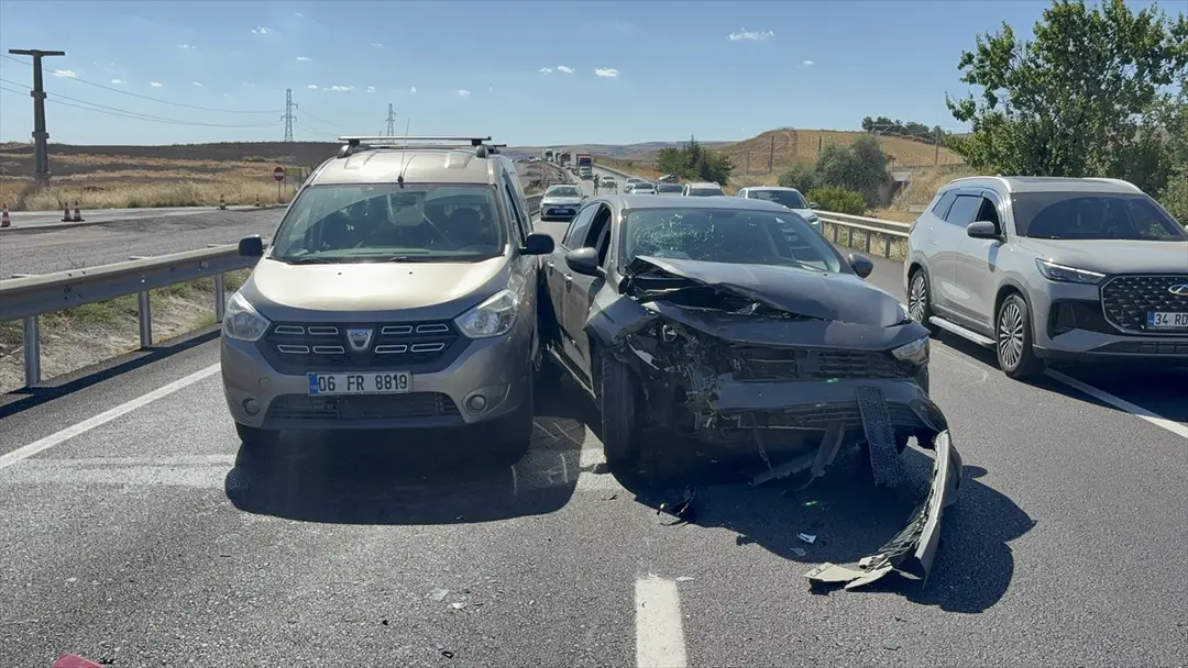 Kırıkkale'de 4 araçlı zincirleme kaza: 3 kişi yaralandı
