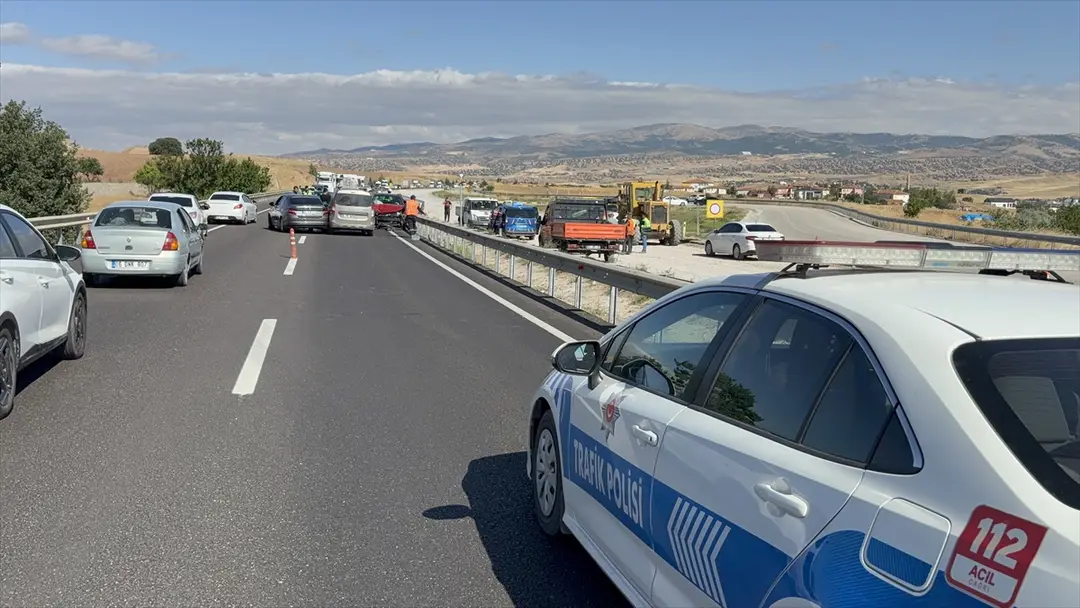 Kırıkkale'de 4 araçlı zincirleme kaza: 3 kişi yaralandı