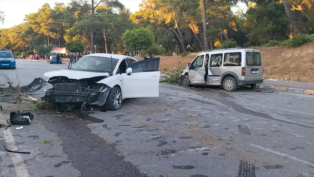 Antalya Manavgat'ta trafik kazası: 5 kişi yaralandı