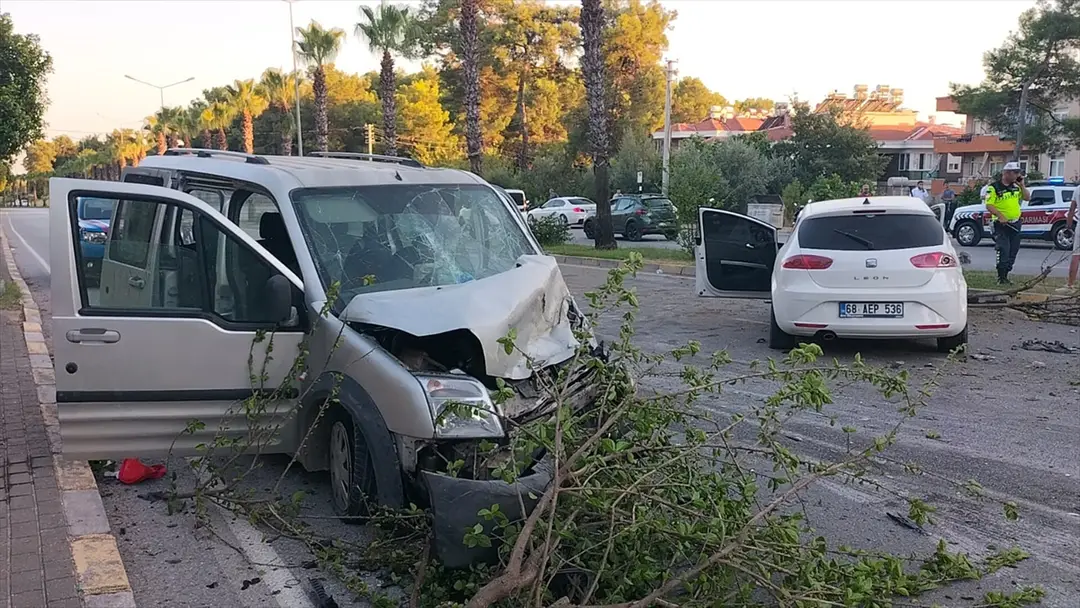 Antalya Manavgat'ta trafik kazası: 5 kişi yaralandı