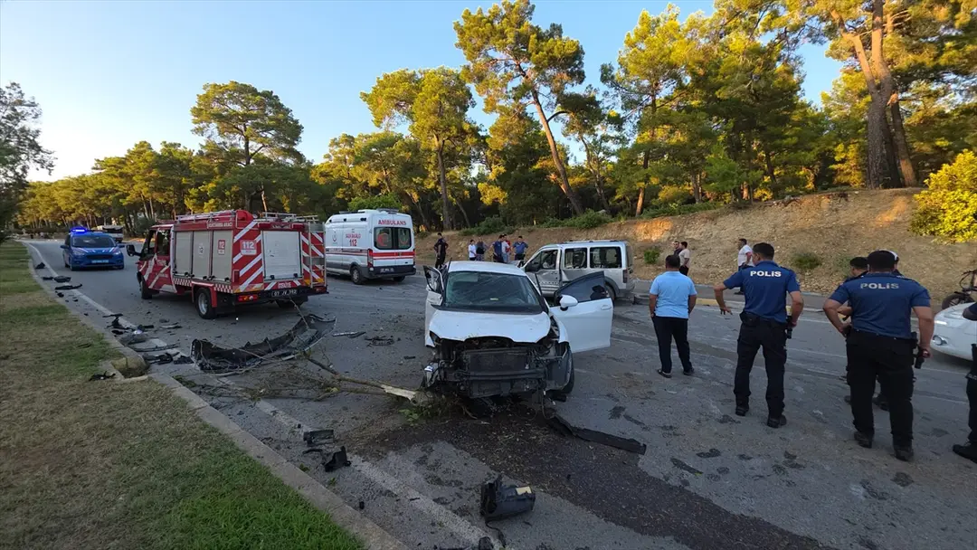 Antalya Manavgat'ta trafik kazası: 5 kişi yaralandı