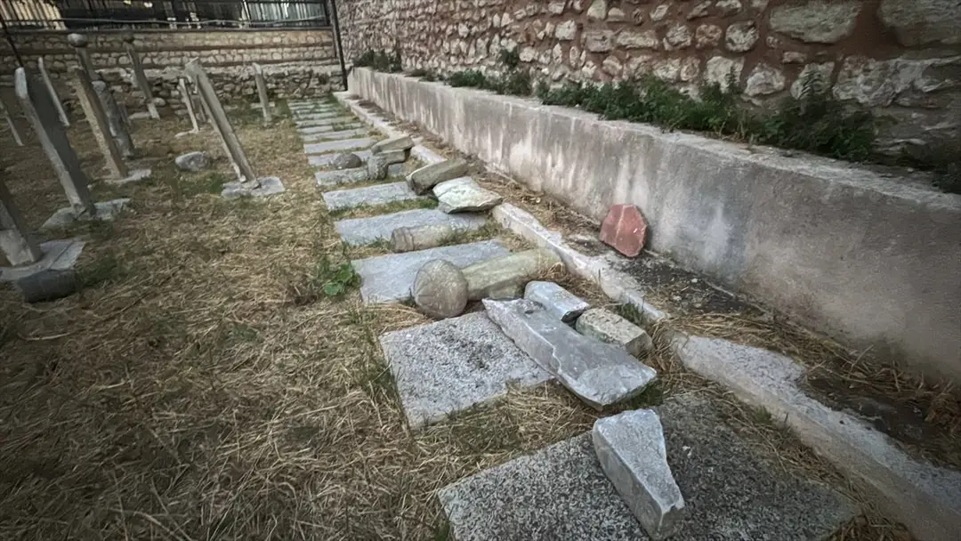 Fatih'teki tarihi hazirede 7 mezar taşı tahrip edildi: Şüpheli aranıyor