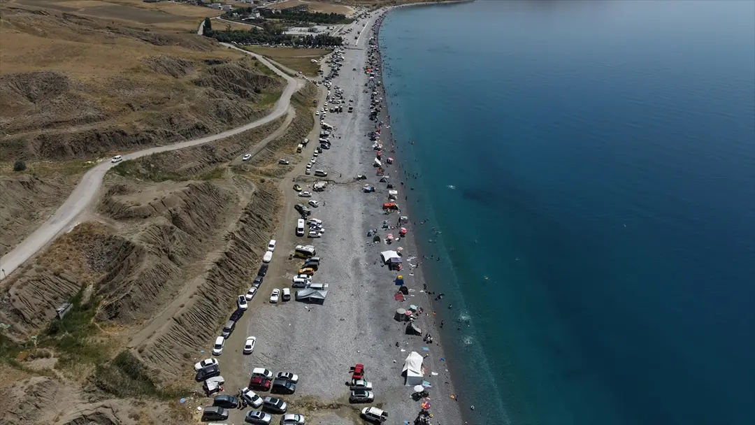 Van Gölü sahilleri: Hafta sonu tatilcilerin akınına uğradı