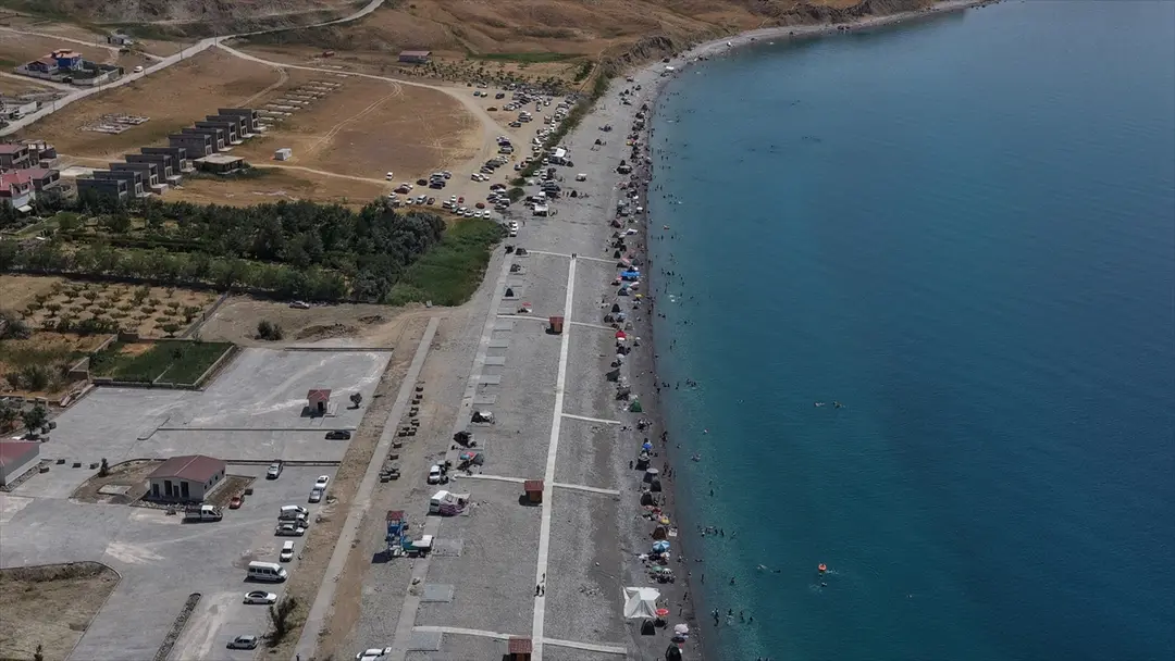 Van Gölü sahilleri: Hafta sonu tatilcilerin akınına uğradı
