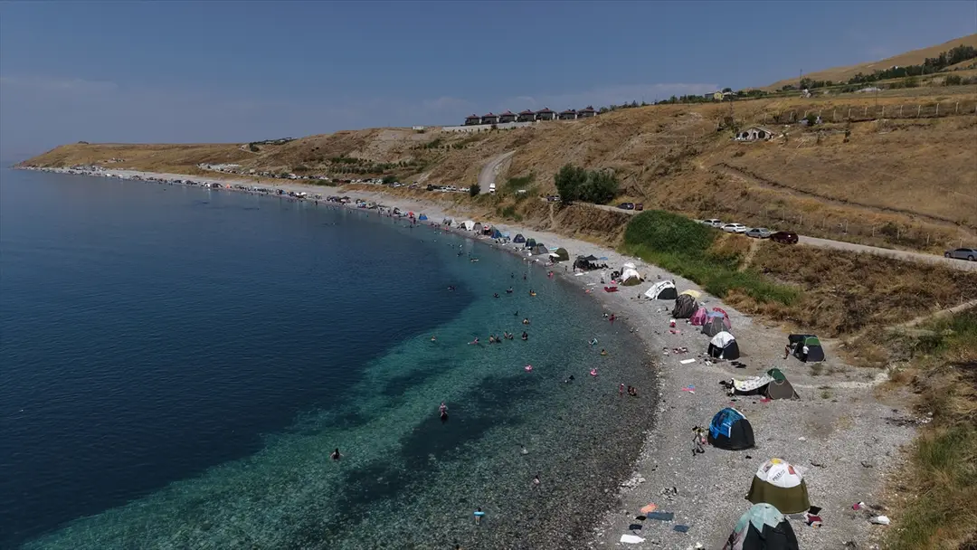Van Gölü sahilleri: Hafta sonu tatilcilerin akınına uğradı