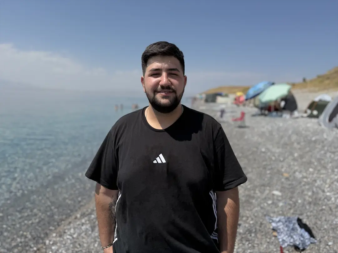 Van Gölü sahilleri: Hafta sonu tatilcilerin akınına uğradı