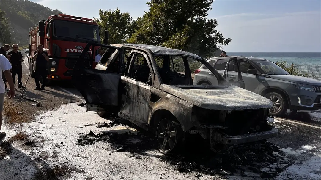 Sinop'ta seyir halindeki cip yandı: Kullanılamaz hale geldi