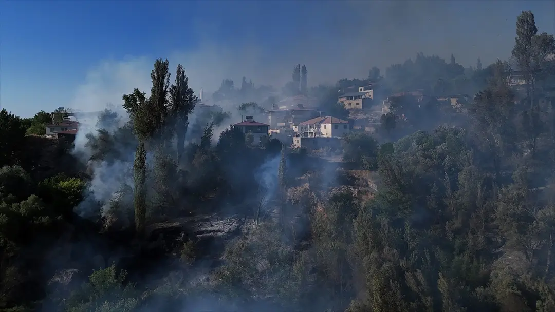 Malatya'da yerleşim alanına sıçrayan yangın söndürüldü