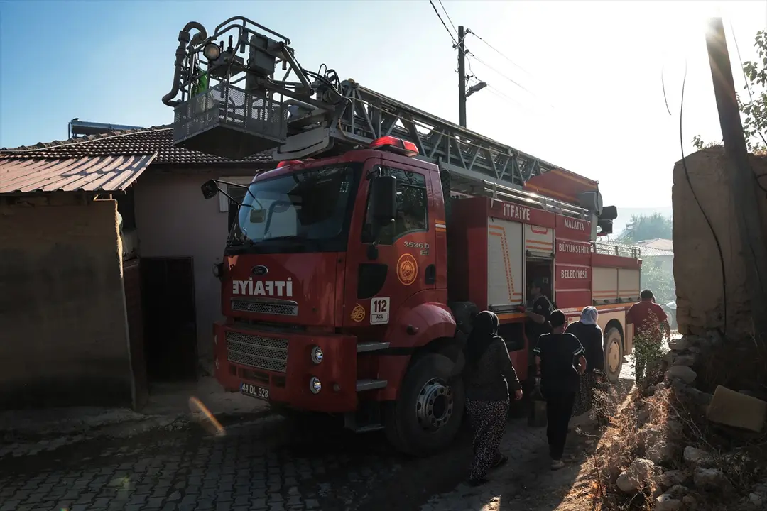 Malatya'da yerleşim alanına sıçrayan yangın söndürüldü