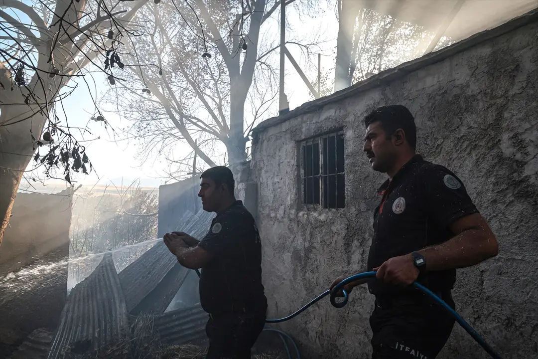 Malatya'da yerleşim alanına sıçrayan yangın söndürüldü