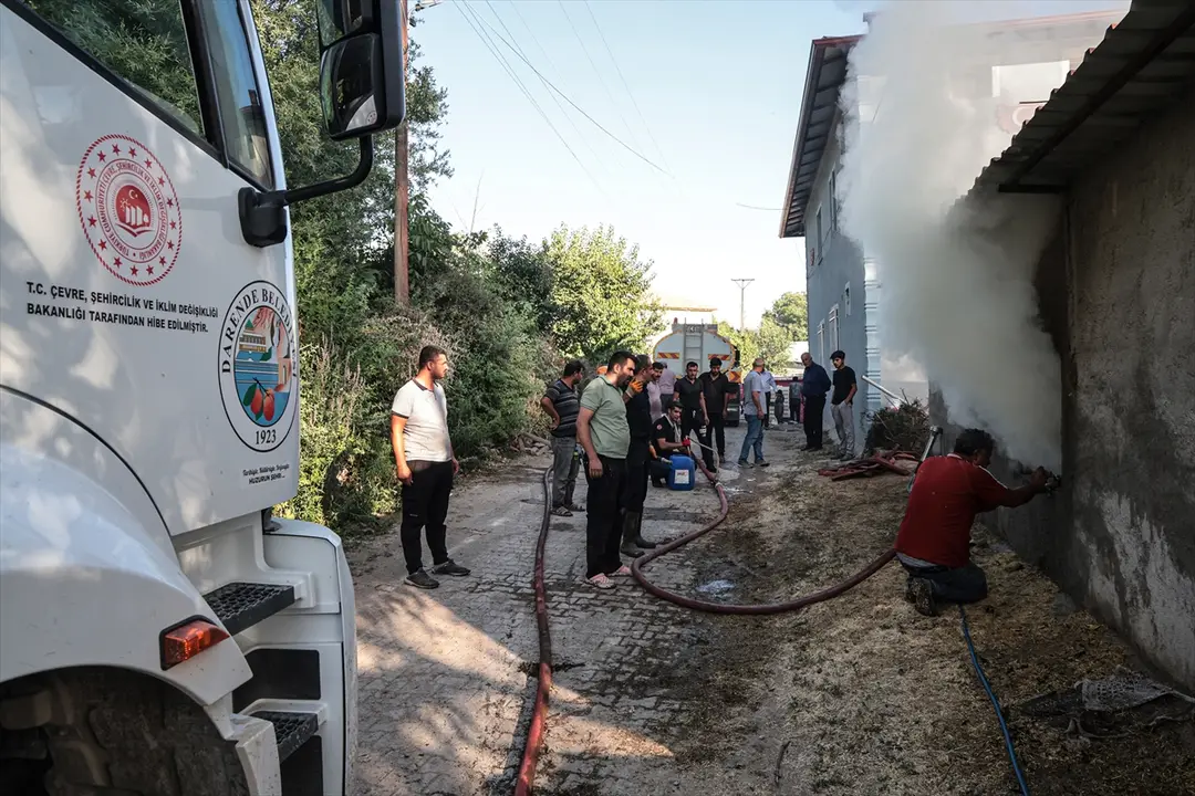 Malatya'da yerleşim alanına sıçrayan yangın söndürüldü