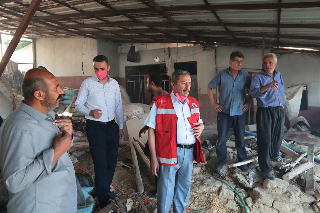 Malatya'da yerleşim alanına sıçrayan yangın söndürüldü