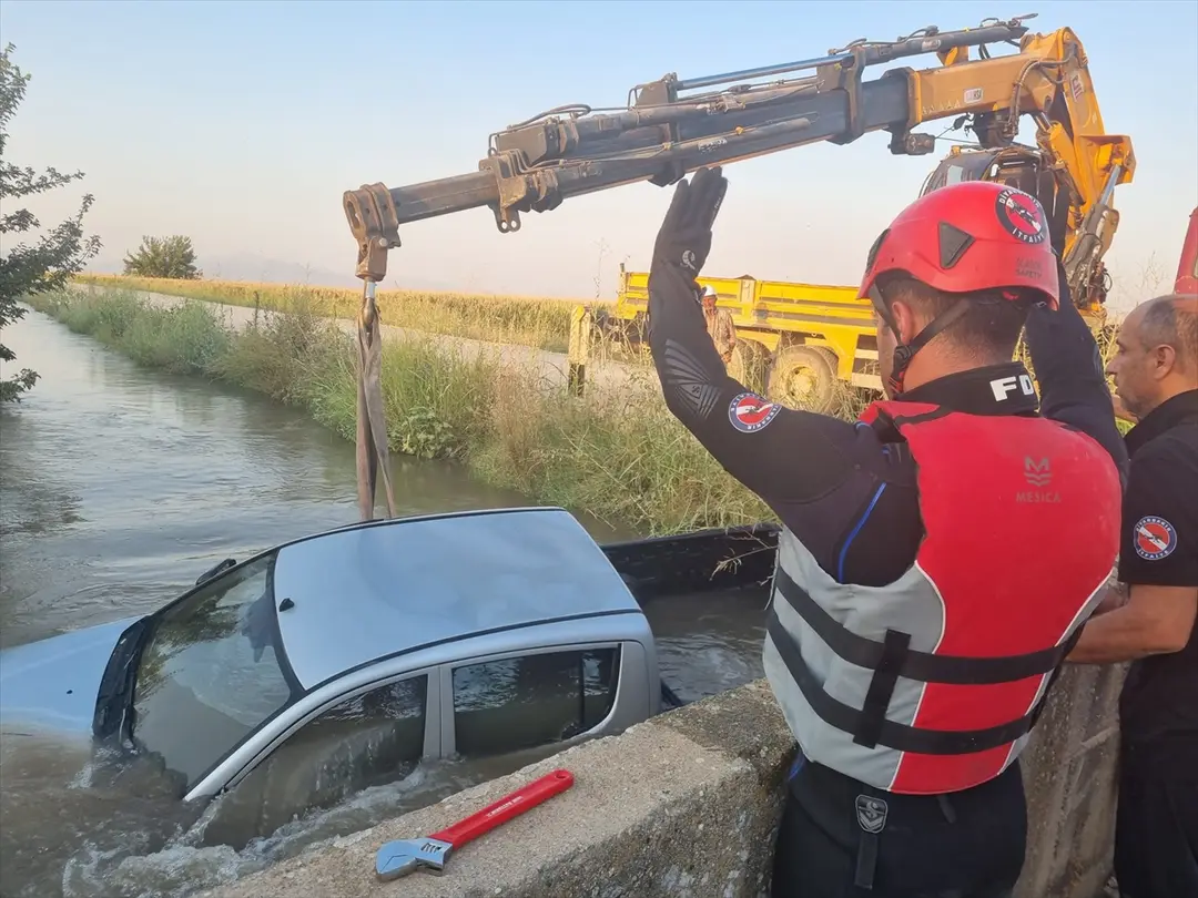 Diyarbakır'da su kanalına düşen pikabın sürücüsü yaralandı