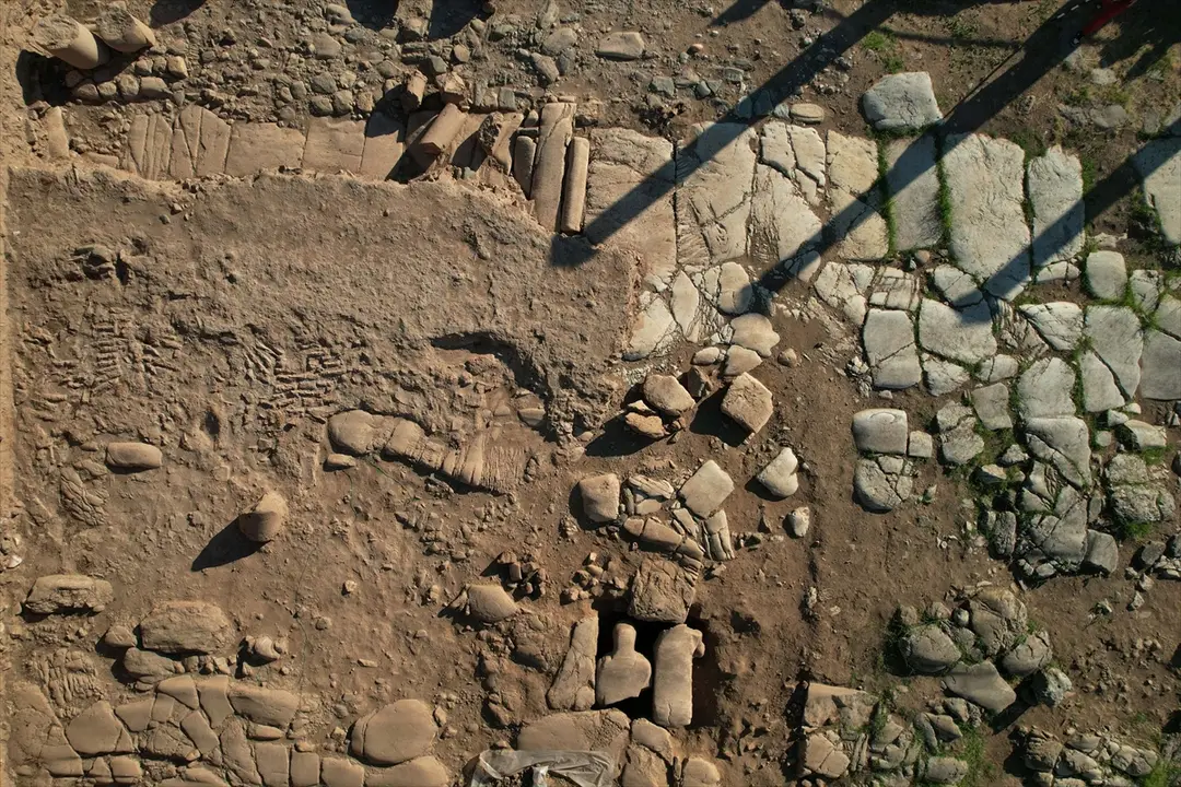 Bakan Ersoy: Sardes'te 2500 yıllık anıtsal heykel bulundu
