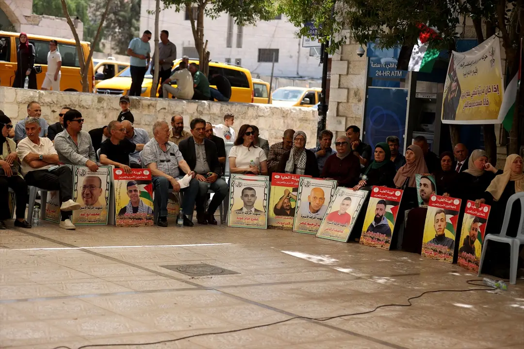 Filistinliler: Gazze ve esirler için Batı Şeria'da gösteri