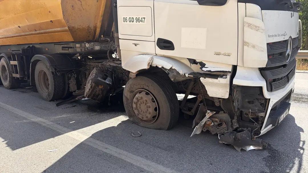 Kütahya'da Tır ve Otomobil Çarpıştı: 4 Yaralı Hastaneye Kaldırıldı