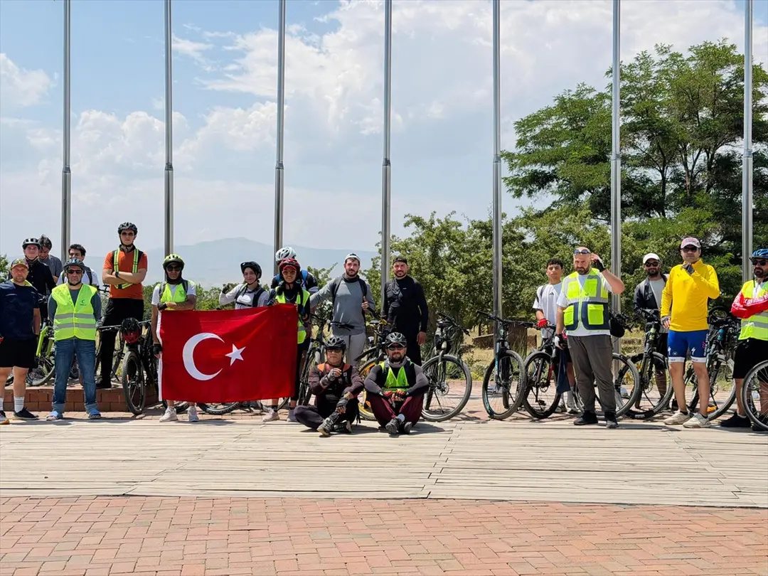 Bitlis'te 30 kişilik grup sağlıklı yaşam için 90 km pedal çevirdi