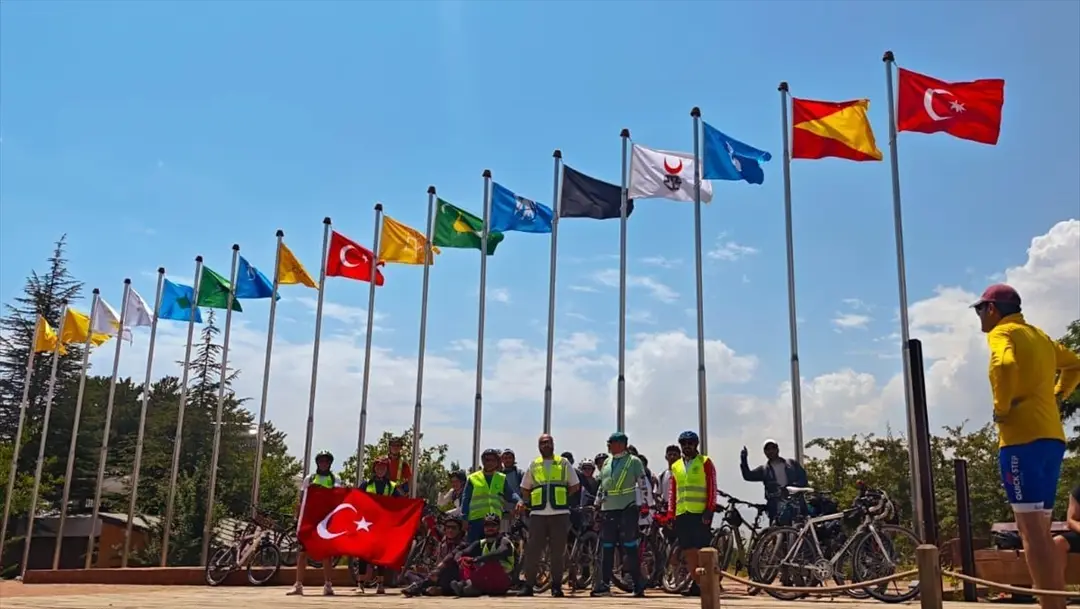 Bitlis'te 30 kişilik grup sağlıklı yaşam için 90 km pedal çevirdi