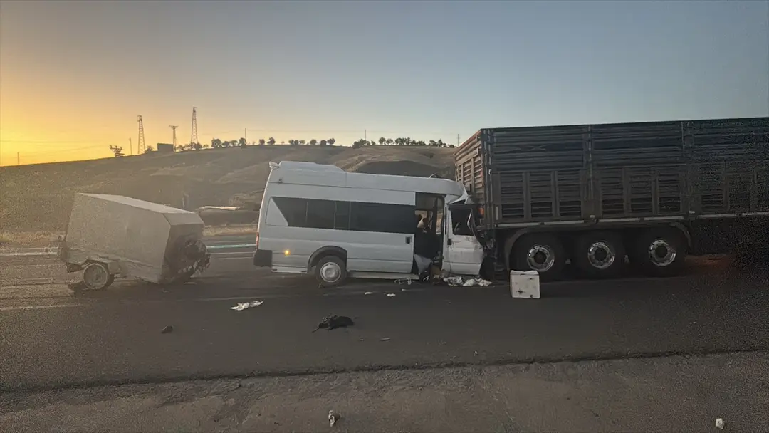 Malatya'da kaza: Tarım işçilerini taşıyan minibüs tıra çarptı, 11 yaralı