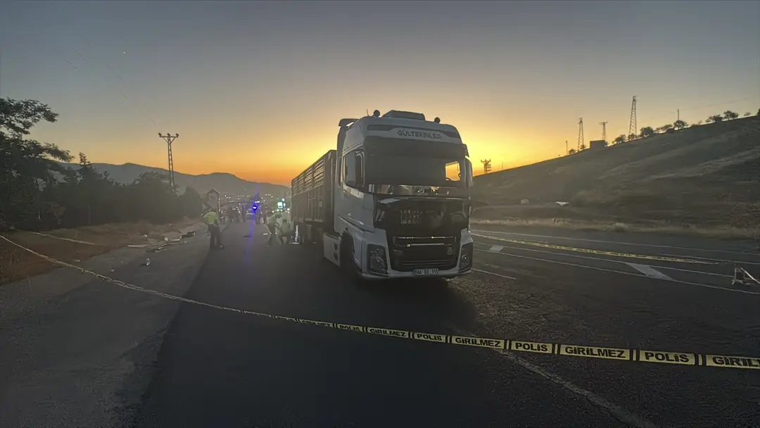 Malatya'da kaza: Tarım işçilerini taşıyan minibüs tıra çarptı, 11 yaralı