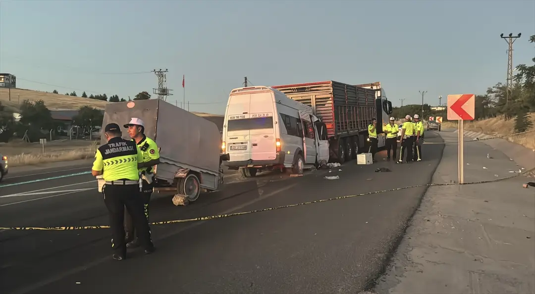 Malatya'da kaza: Tarım işçilerini taşıyan minibüs tıra çarptı, 11 yaralı