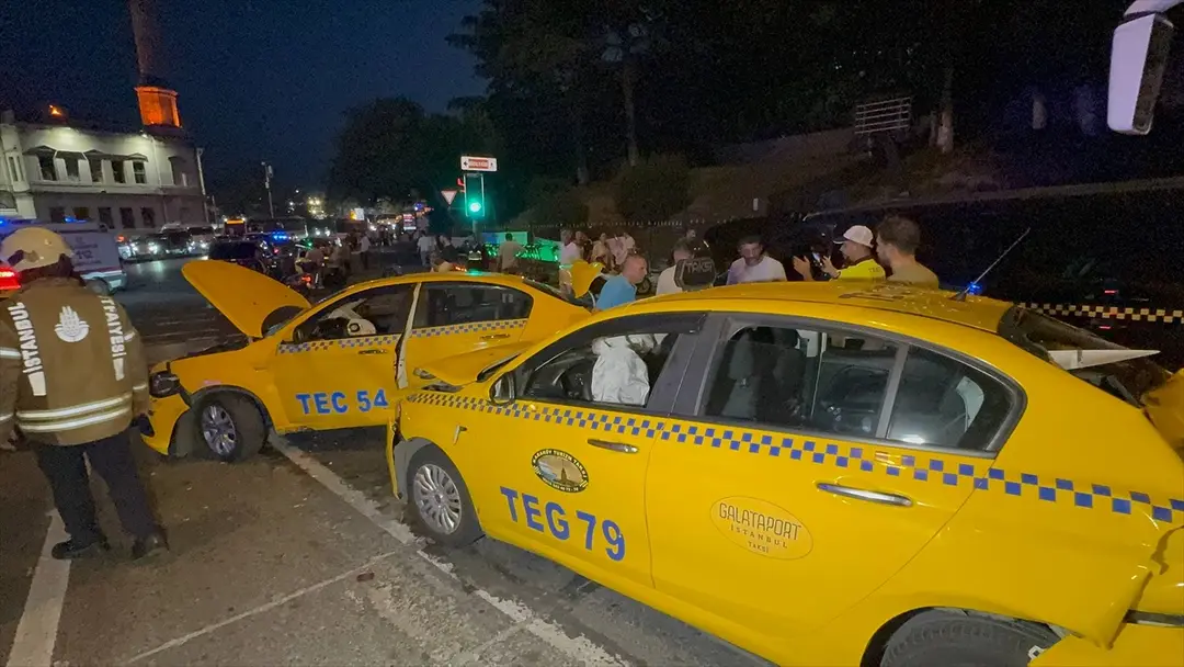 İstanbul Beyoğlu'nda zincirleme trafik kazası: 8 araç karıştı, 5 yaralı