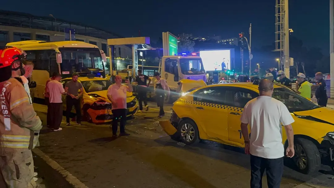 İstanbul Beyoğlu'nda zincirleme trafik kazası: 8 araç karıştı, 5 yaralı