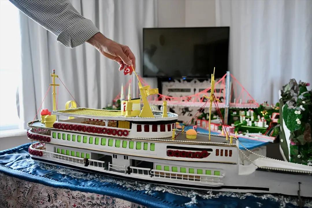 Yarım kalan mimarlık hayalini maketlerle inşa ediyor