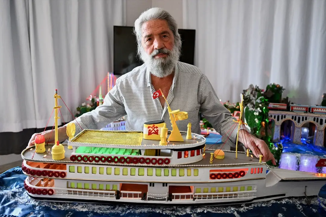 Yarım kalan mimarlık hayalini maketlerle inşa ediyor