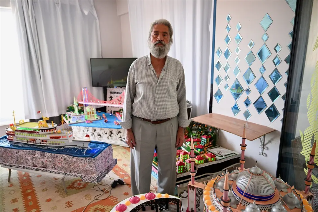 Yarım kalan mimarlık hayalini maketlerle inşa ediyor
