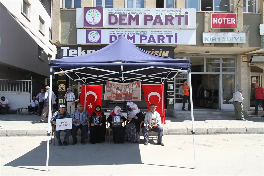 Muşlu aileler DEM Parti önünde: Çocuklarımıza dönün