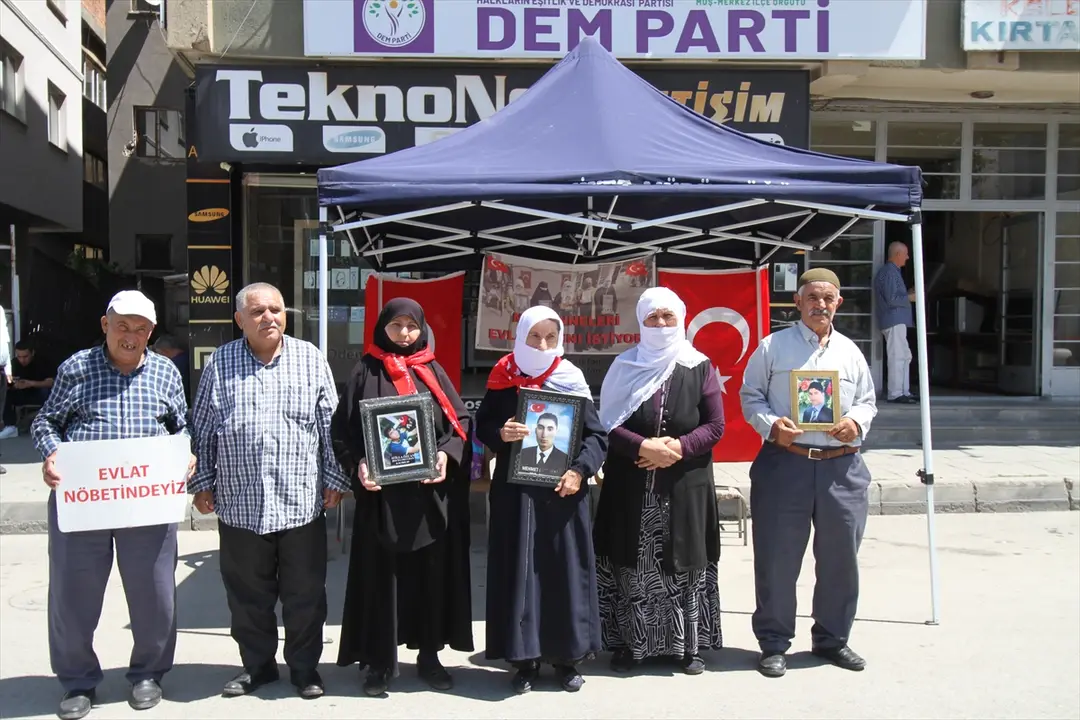 Muşlu aileler DEM Parti önünde: Çocuklarımıza dönün