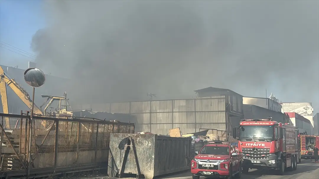Kocaeli Gebze'de geri dönüşüm deposu yangını: Ekipler müdahalede