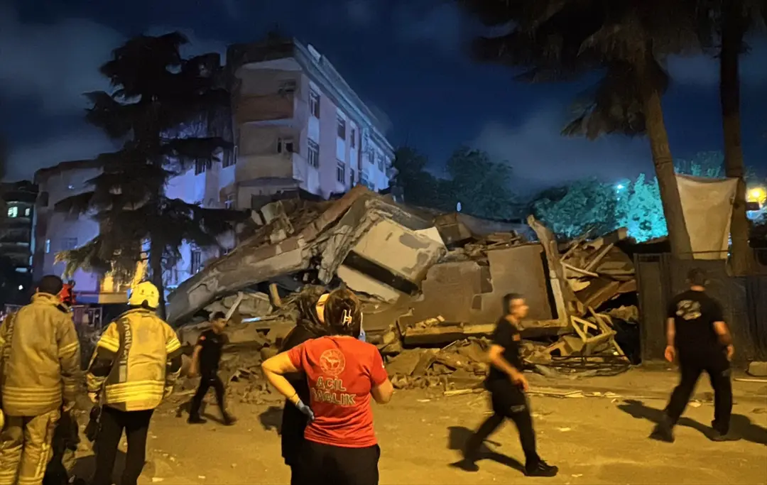 GÜNCELLEME - Bahçelievler'de boşaltılan 4 katlı bina çöktü