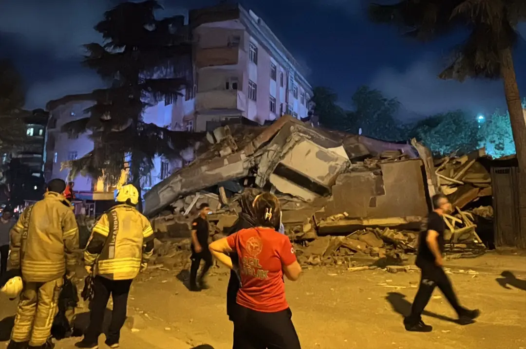 GÜNCELLEME - Bahçelievler'de boşaltılan 4 katlı bina çöktü