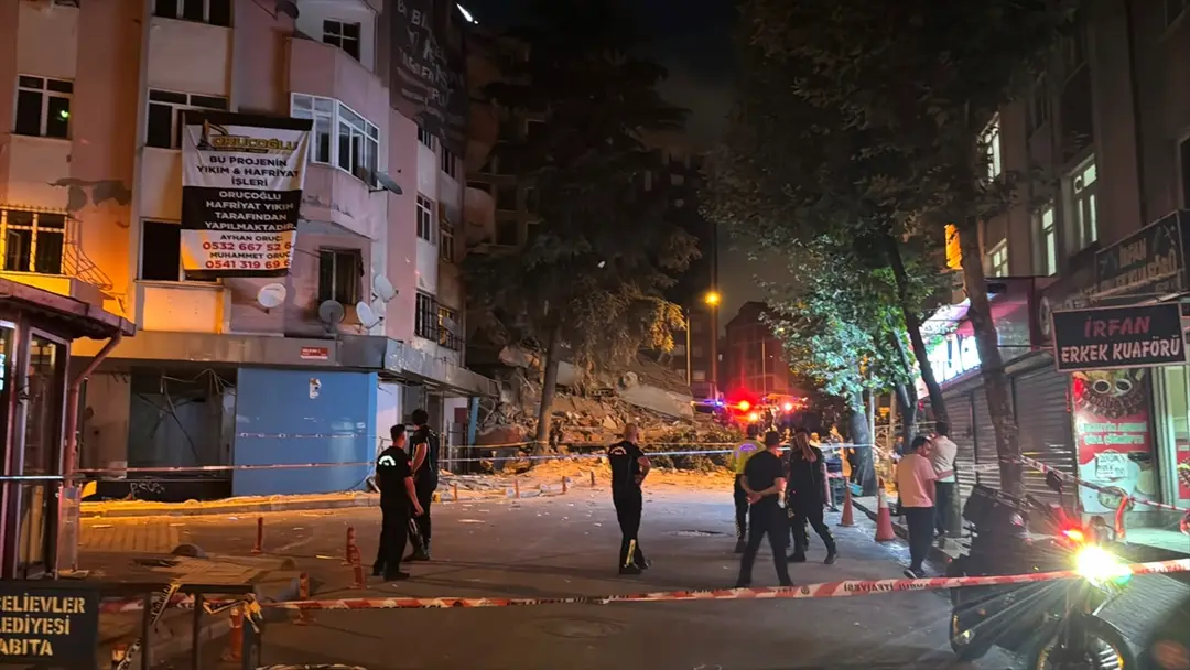 GÜNCELLEME - Bahçelievler'de boşaltılan 4 katlı bina çöktü