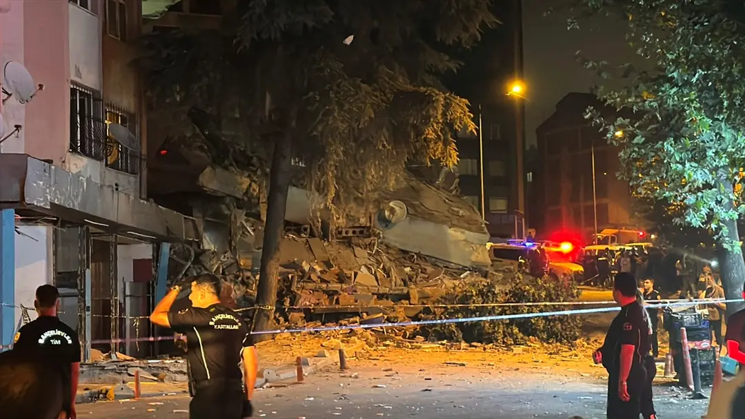 GÜNCELLEME - Bahçelievler'de boşaltılan 4 katlı bina çöktü