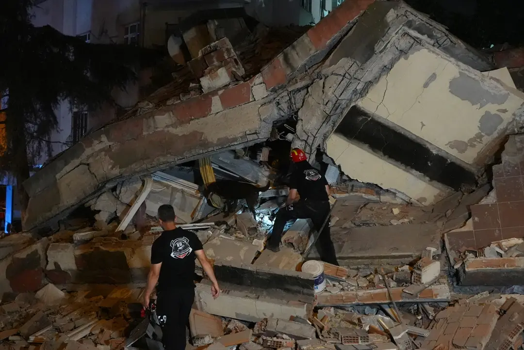 GÜNCELLEME - Bahçelievler'de boşaltılan 4 katlı bina çöktü