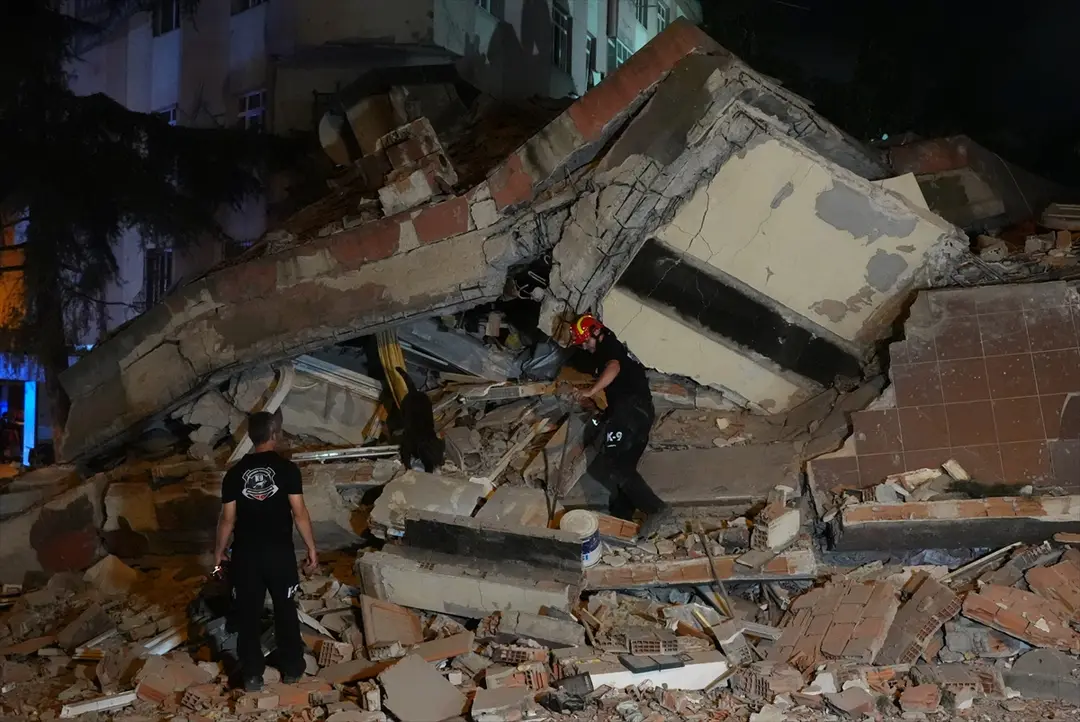 GÜNCELLEME - Bahçelievler'de boşaltılan 4 katlı bina çöktü