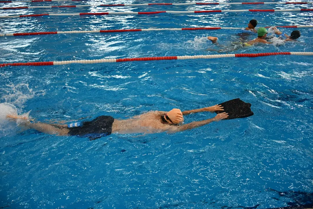 Güneydoğu'da binlerce çocuk ve genç güvenle yüzme öğreniyor