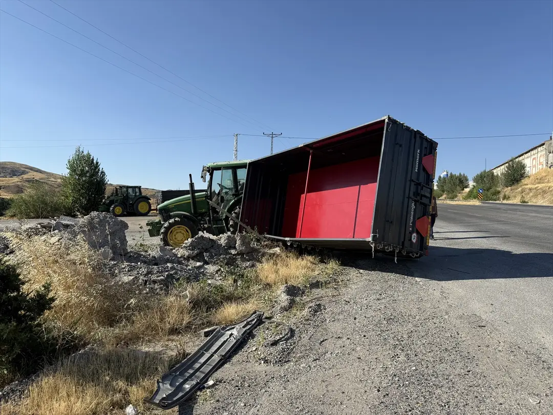 Yozgat'ta yolcu otobüsü traktörle çarpıştı: Maddi hasar